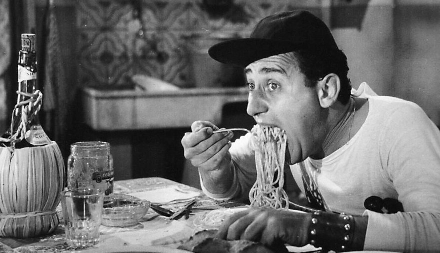 Alberto_Sordi_-_scena_degli_spaghetti_-_Un_americano_a_Roma_(1954)